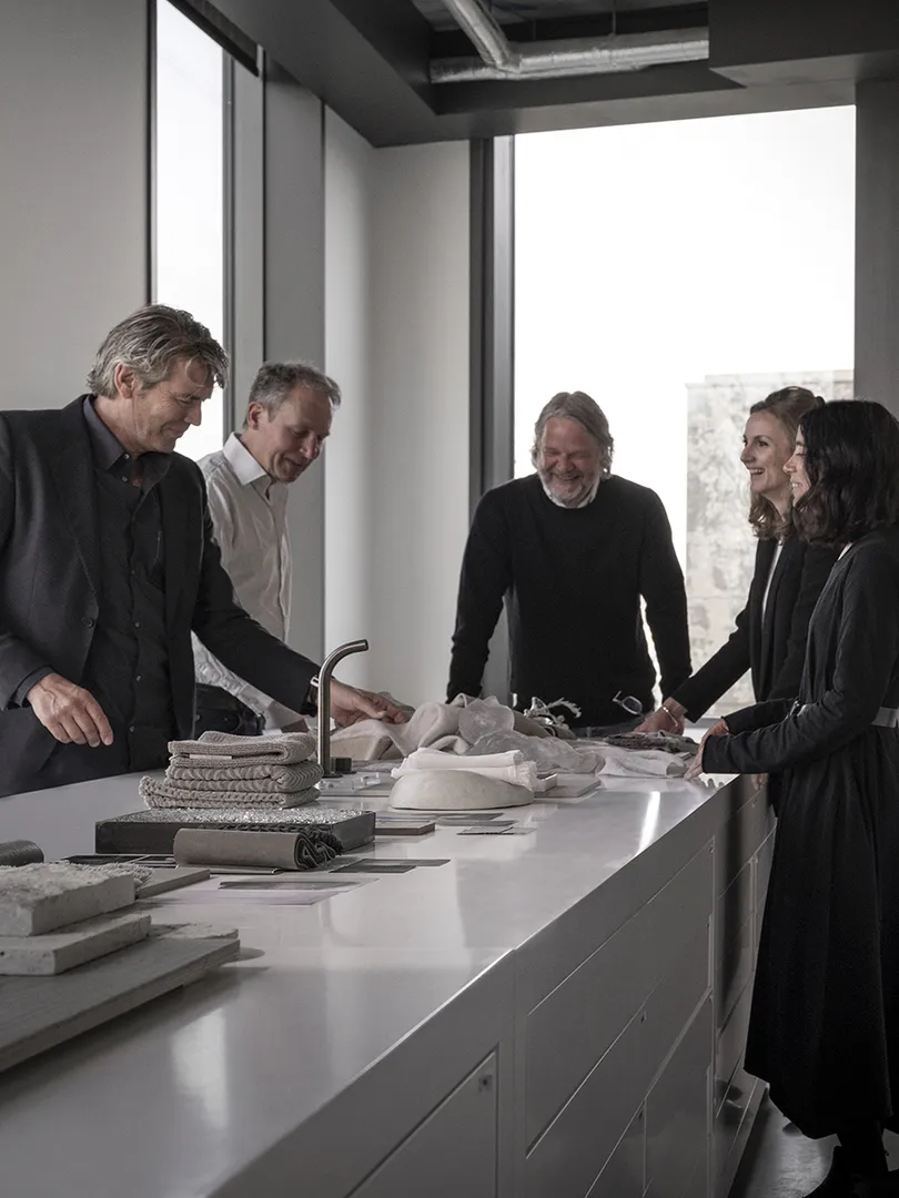 Studio piet boon team aan tafel