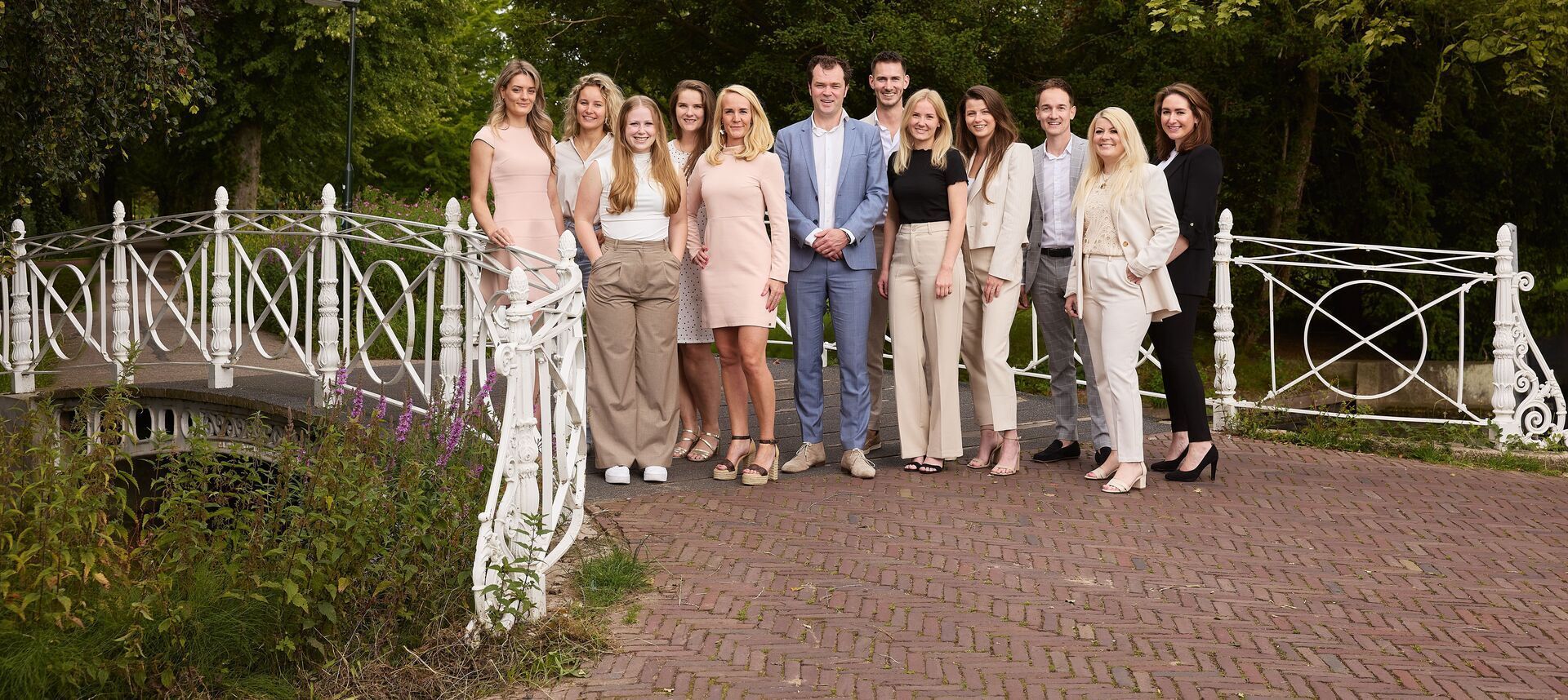 Teamfoto van afstand